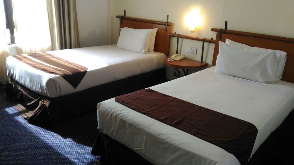Hotel The Aston Nilai Exterior foto